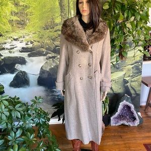 Elegant vintage fur trimmed tan wool women’s coat